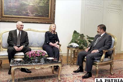 Clinton reafirma el apoyo de EE.UU. a una transición completa en Egipto