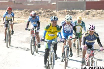 Ciclistas orureños en la competencia