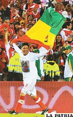 Diego Cabrera, orgulloso lleva la bandera boliviana