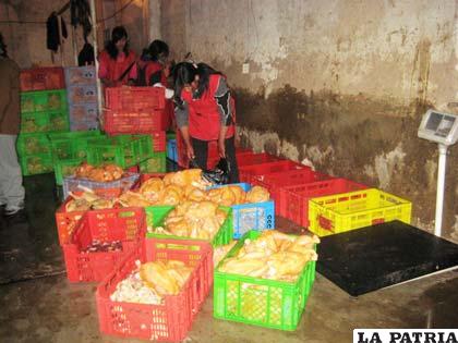 Así es preparado el pollo antes de su venta en las vitrinas del frial