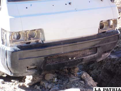 Los faroles delanteros fueron robados del vehículo abandonado