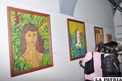 Obras del artista plástico cruceño José Peña Ortiz, expuestas en el salón Valerio Calles