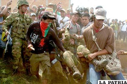 Miembros de la guardia indígena expulsan a los soldados que custodian un puesto militar de control en el cerro El Alto del Berlín, en Toribío, Cauca (Colombia). EFE