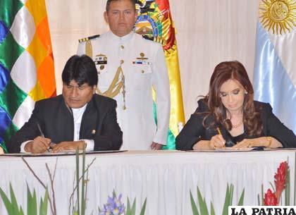 Los presidentes de Bolivia, Evo Morales y de Argentina, Cristina Fernández firman 26 acuerdos bilaterales (Foto APG)