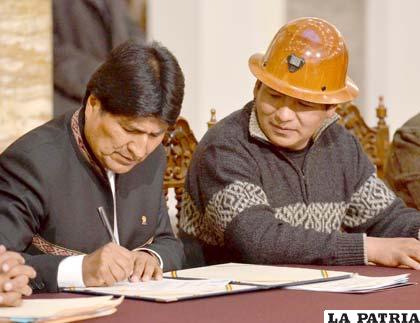 Presidente Evo Morales presentó un anteproyecto de ley que despenaliza la huelga y protege el fuero sindical en materia penal. Jmp/FOTO-Daniel MIRANDA-APG
