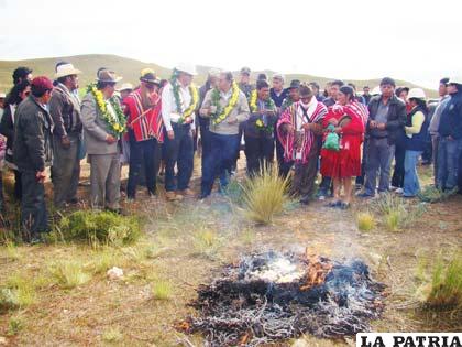 Autoridades en acto de posesión del terreno en Jiquilla, para emplazar el Puerto Seco (Foto Archivo)