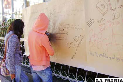 La ciudadanía expresó sus sentimientos de odio en un muro expuesto en la plaza Manuel Castro y Padilla