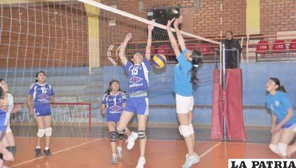 La selección femenina de Oruro ayer en partido de práctica cayó ante las “chivatas” por 1-2
