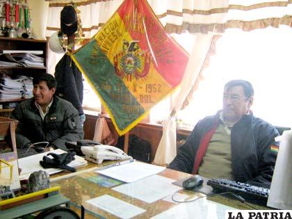 Administrador de la empresa Catavi, Julio Infantes (d) y el senador Efraín Condori