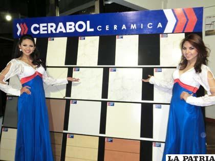 Dos simpáticas modelos muestran los productos de Cerabol