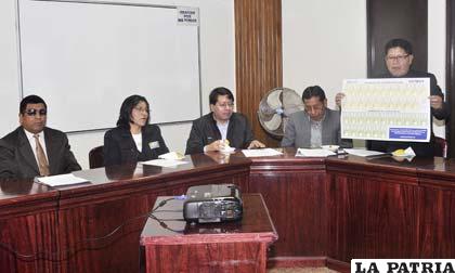 Uno de los miembros del Comité Electoral muestra la papeleta de sufragio
