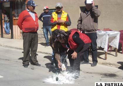 La alcaldesa Pimentel ch’alla junto a los dirigentes vecinales la obra entregada