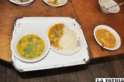 La bandeja contiene el almuerzo de los reclusos que está al lado del almuerzo de los policías