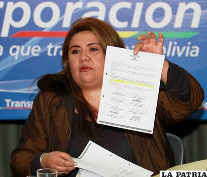 La asesora legal general de YPFB, doctora Mónica Ramírez, realiza declaraciones en conferencia de prensa en instalaciones de la estatal petrolera. Jmp/FOTO-STR-APG