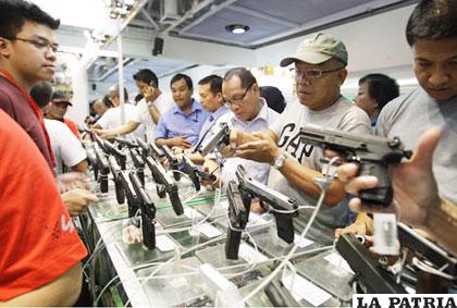 La abundancia de armas de fuego y accesorios deleitan a los cientos de aficionados que acuden al recinto en el que se celebra esta feria bianual. (AP/Aaron Favila)