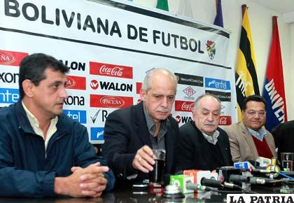 Los dirigentes de la Federación de Fútbol con el D.T. Xabier Azkargorta (APG)