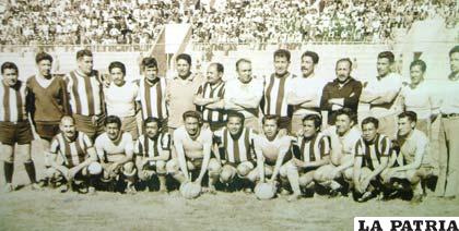 Los planteles de fútbol entre The Strongest de Oruro y Deportivo Racing de Llallagua (1973)