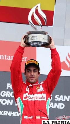 Fernando Alonso en el podio (FLALDIA.CCOM)