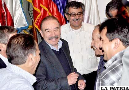 Los dirigentes de la Liga y delegados de los distintos planteles, salen felices después de haber solucionado el conflicto (APG)