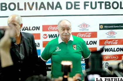 El entrenador de la selección nacional, Xabier Azkargorta, junto a Carlos Chávez (APG)