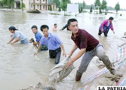 Fuertes lluvias registradas los últimos tres días en diversas zonas de China, causaron 95 muertos y 45 desaparecidos. EFE
