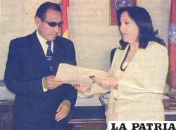 En la foto aparece la expresidenta del Consejo Municipal, Gloria Romano, entregando la Ordenanza al dirigente Víctor Gonzales