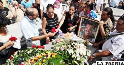 Familiares y seguidores del opositor cubano Oswaldo Payá asisten a su funeral en La Habana (Cuba) EFE