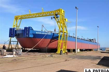 Vista de la primera de las tres barcazas de fabricación uruguaya que servirán para el transporte de madera /EFE