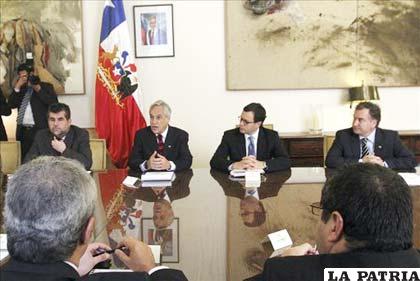 Presidente, Sebastián Piñera, junto a su ministro del Interior, Rodrigo Hinzpeter y otros funcionarios, en una reunión de seguridad /EFE
