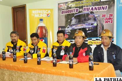 Los dirigentes del automovilismo local y los dirigentes del Sindicato de Trabajadores Mineros de Huanuni, en la presentación de la prueba