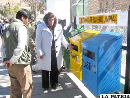 Los basureros ecológicos entregados ayer por el GAMO