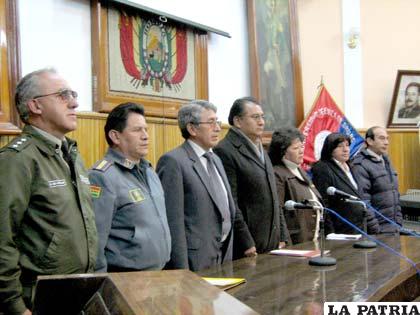 Autoridades que respondieron a la campaña “Oruro te queremos limpia”