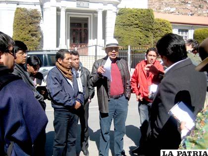 La comisión que llegó de La Paz para organizar las actividades del Gobierno