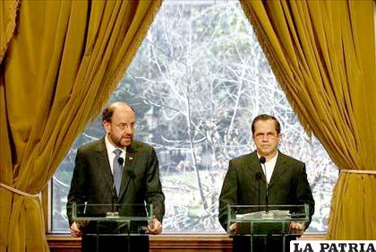 Ministro de Relaciones Exteriores de Chile, Alfredo Moreno (i), y su homólogo de Ecuador, Ricardo Patiño. EFE/Archivo