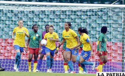 La jugadora brasileña Renate Costa (c) celebra tras marcar el segundo gol ante Camerún durante el partido amistoso disputado en el estadio Millenium de Cardiff hoy