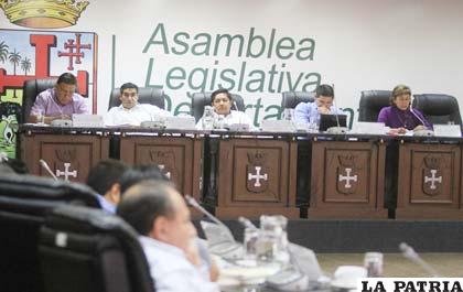 Asamblea Legislativa cruceña salva a Costas (Foto APG)