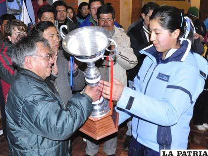 La capitana de la selección de Oruro recibe el trofeo de tercer lugar