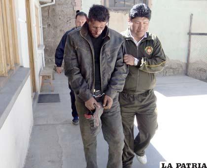 El súbdito chileno es custodiado después de su revisión médica