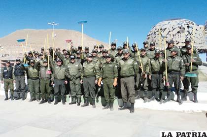 Los uniformados cambiaron el armamento de reglamento por las escobas