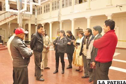 Comitiva de protocolo verifica detalles para los actos cívicos conmemorativos a la fundación de Bolivia 