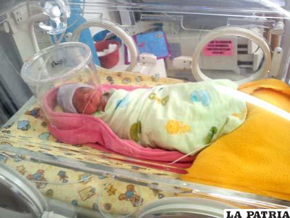 Una de las trillizas, cuyo nacimiento se registró hace 10 días