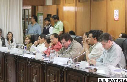 Con 14 votos a favor contra nueve, el caso del gobernador Rubén Costas Aguilera pasó a la Asamblea Legislativa Departamental de Santa Cruz. Jmp/FOTO-STR-APG