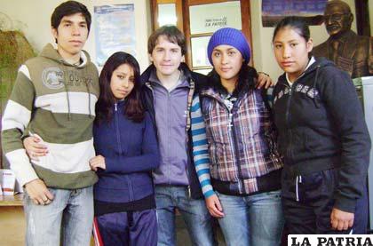 Integrantes del elenco teatral Exilio