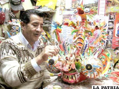 Hoy se velan los restos del artesano caretero Germán Flores en el salón de banderas de la Gobernación