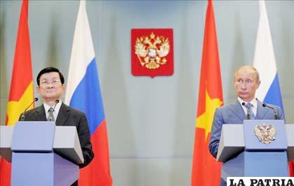 Presidente ruso, Vladimir Putin (d), y su homólogo vietnamita, Truong Tan Sang (i), en rueda de prensa conjunta en la residencia Bocharov Ruchei del complejo turístico de Sochi, Rusia. EFE