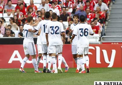 Del partido que protagonizaron los planteles de Real Madrid y el Benfica. Ganó el segundo por 5-2. (CEROACERO.COM)