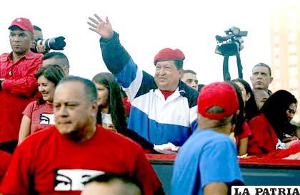 Hugo Chávez, saluda durante la campaña en El Valle en Caracas (Venezuela). EFE