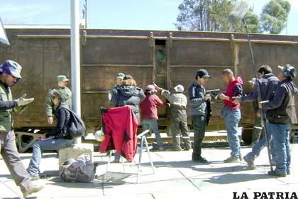 Elenco de la película boliviana “Carga Sellada” grabó escenas en la estación de trenes de Oruro