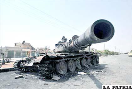 Un tanque destruido del Ejército sirio yace en una calle de Alepo /EFE