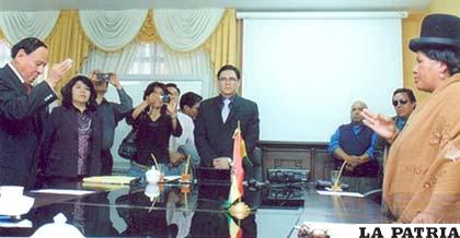 El Decano del Consejo de la Magistratura Dr. Ernesto Araníbar (izquierda), toma el juramento de posesión a la Dra. Cristina Mamani que asume el cargo de presidenta